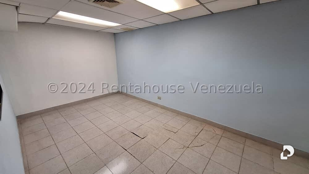 Local comercial en La Urbina, Caracas – 18
