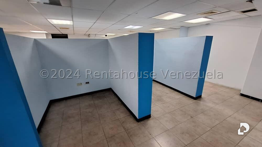 Local comercial en La Urbina, Caracas – 24