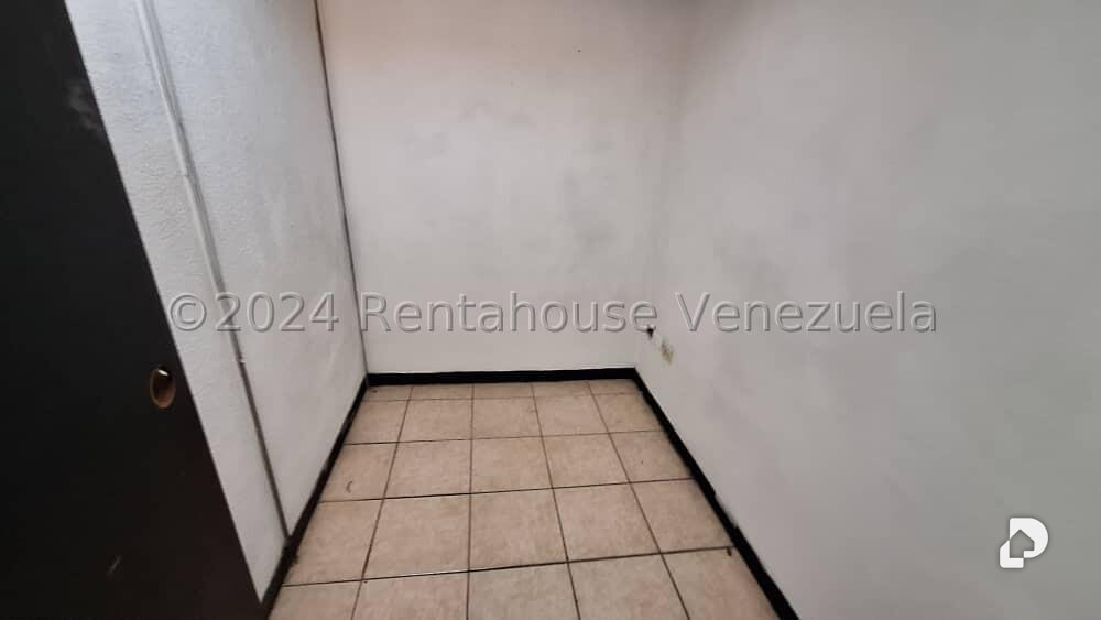 Local comercial en La Urbina, Caracas – 26