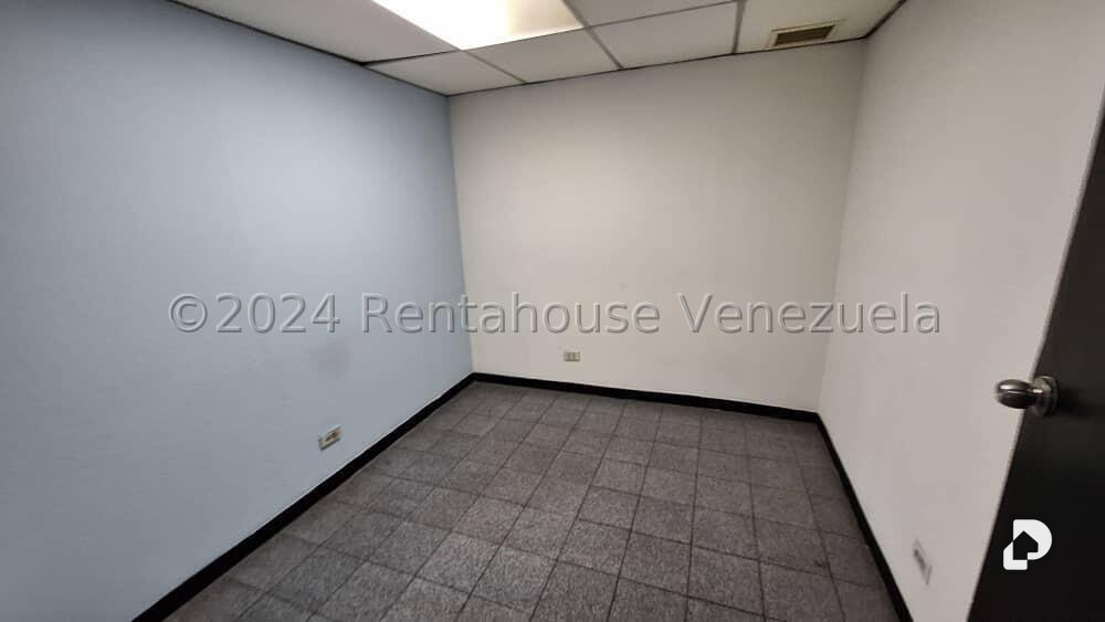 Local comercial en La Urbina, Caracas – 12