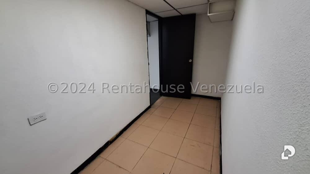 Local comercial en La Urbina, Caracas – 15