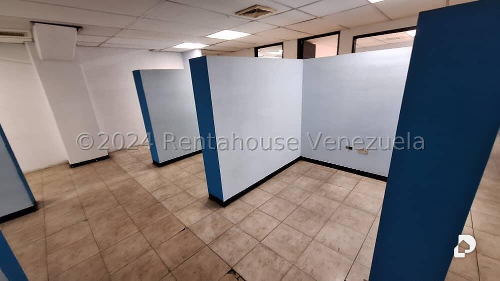 Local comercial en La Urbina, Caracas – 25