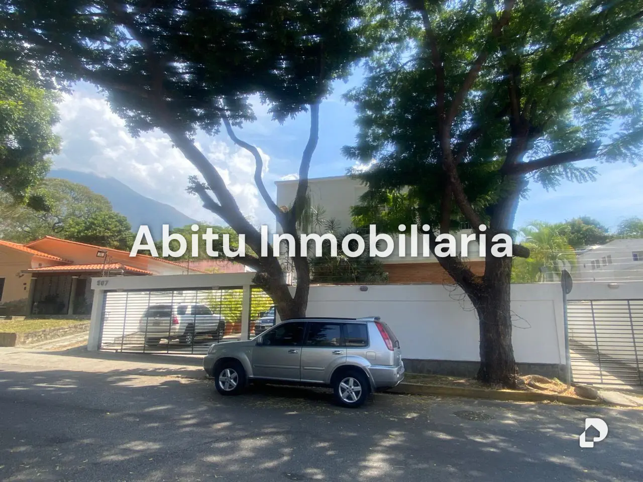 Building in La Floresta, Caracas – 5