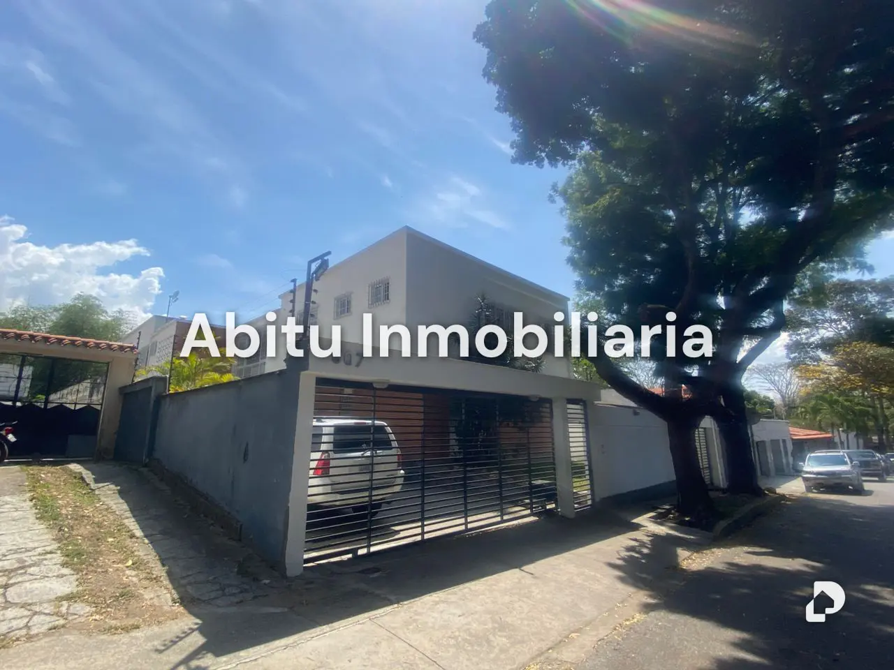 Building in La Floresta, Caracas – 3