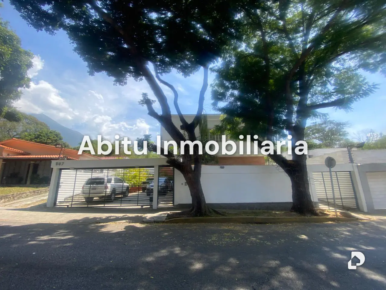 Building in La Floresta, Caracas – 9