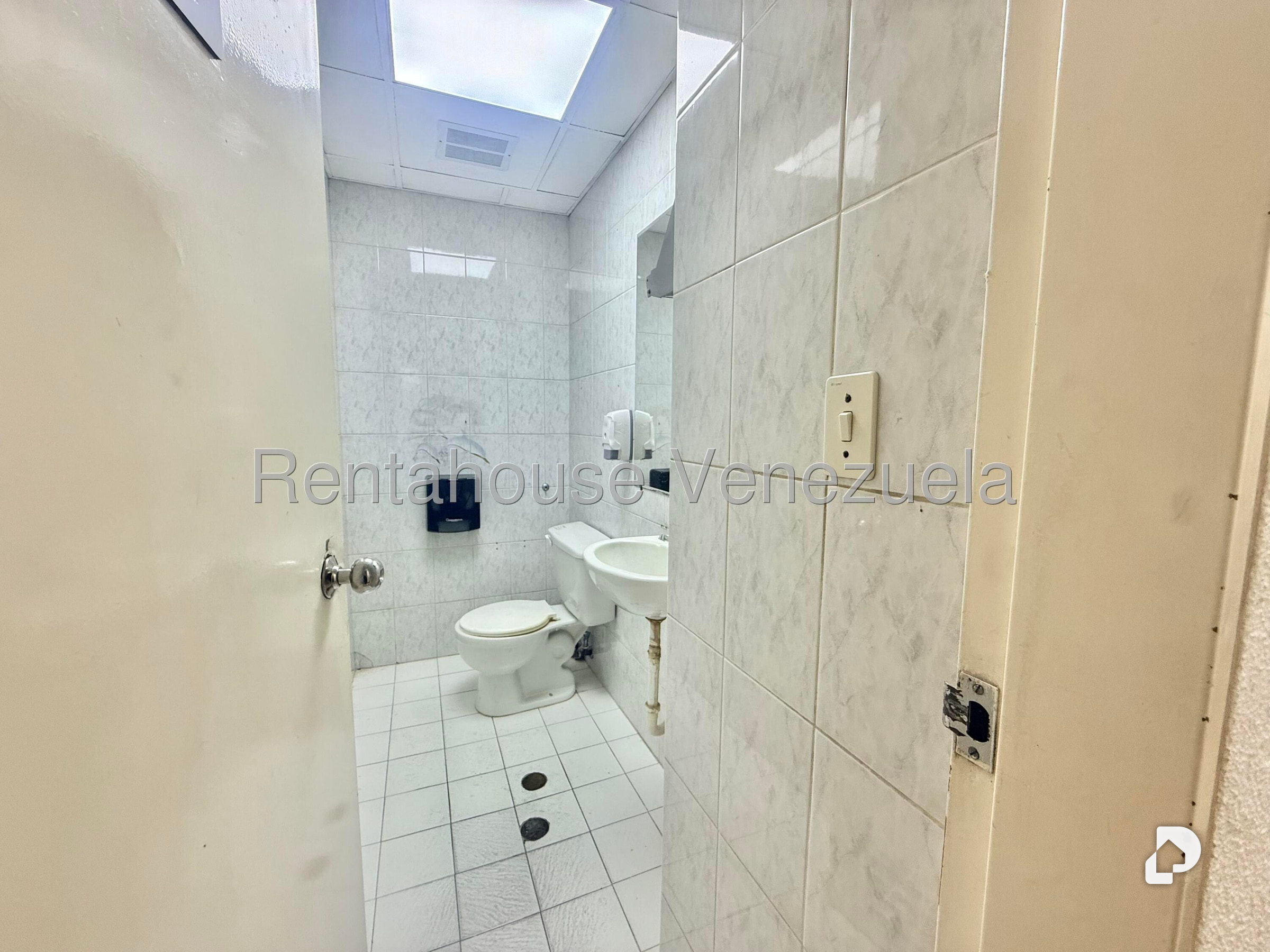 Local comercial en Plaza Venezuela, Caracas – 27