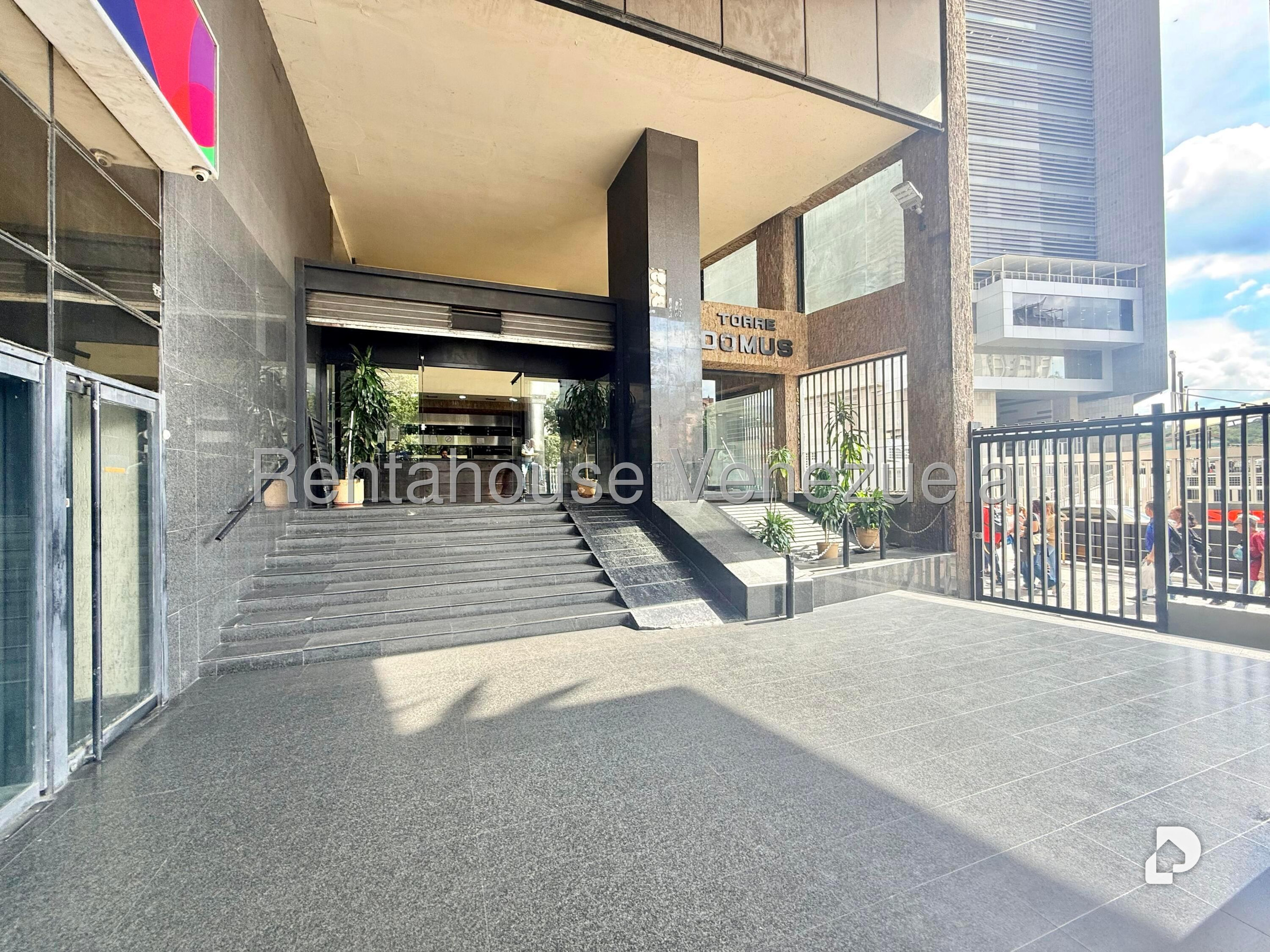 Local comercial en Plaza Venezuela, Caracas – 2