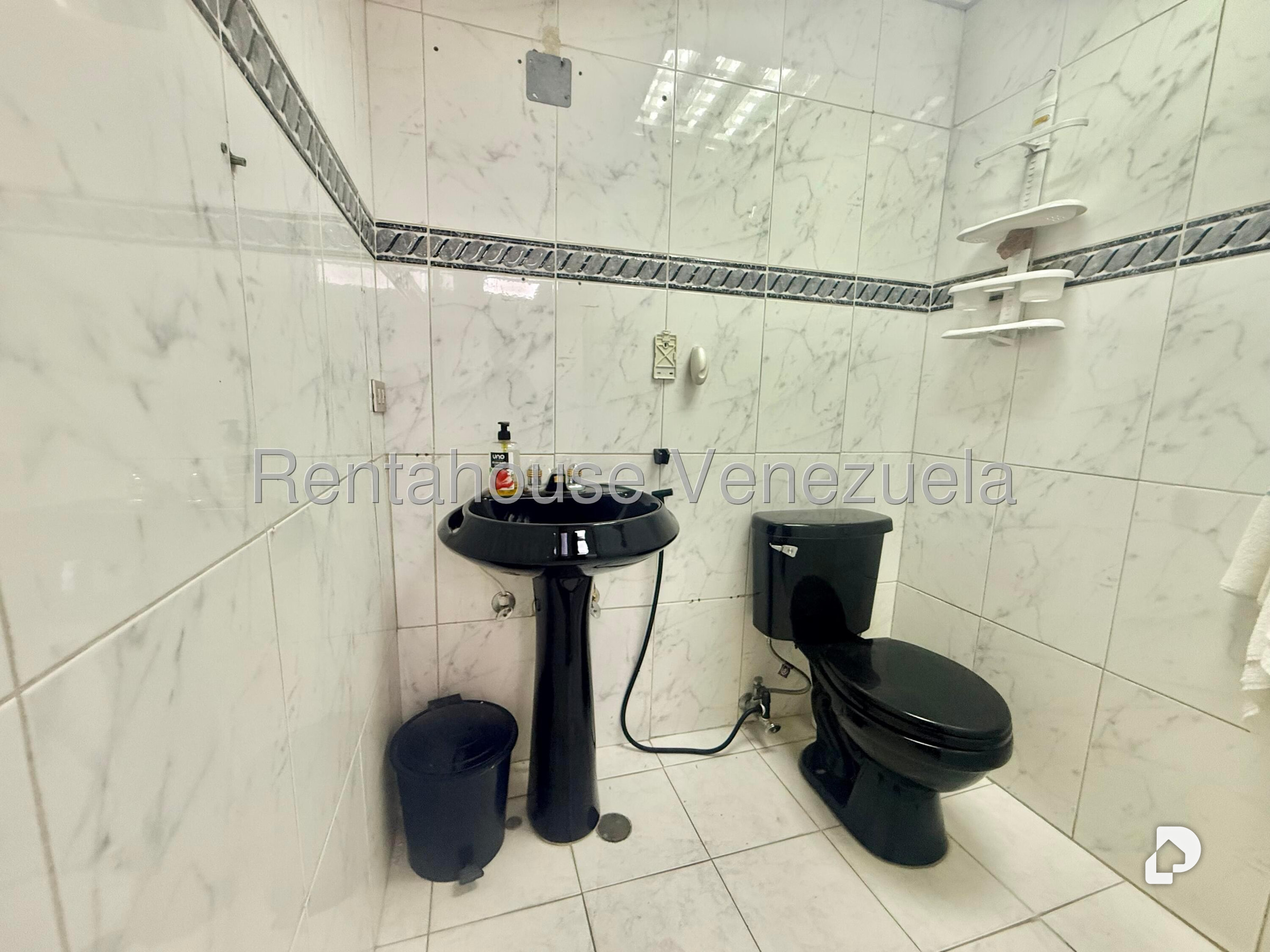 Local comercial en Plaza Venezuela, Caracas – 25