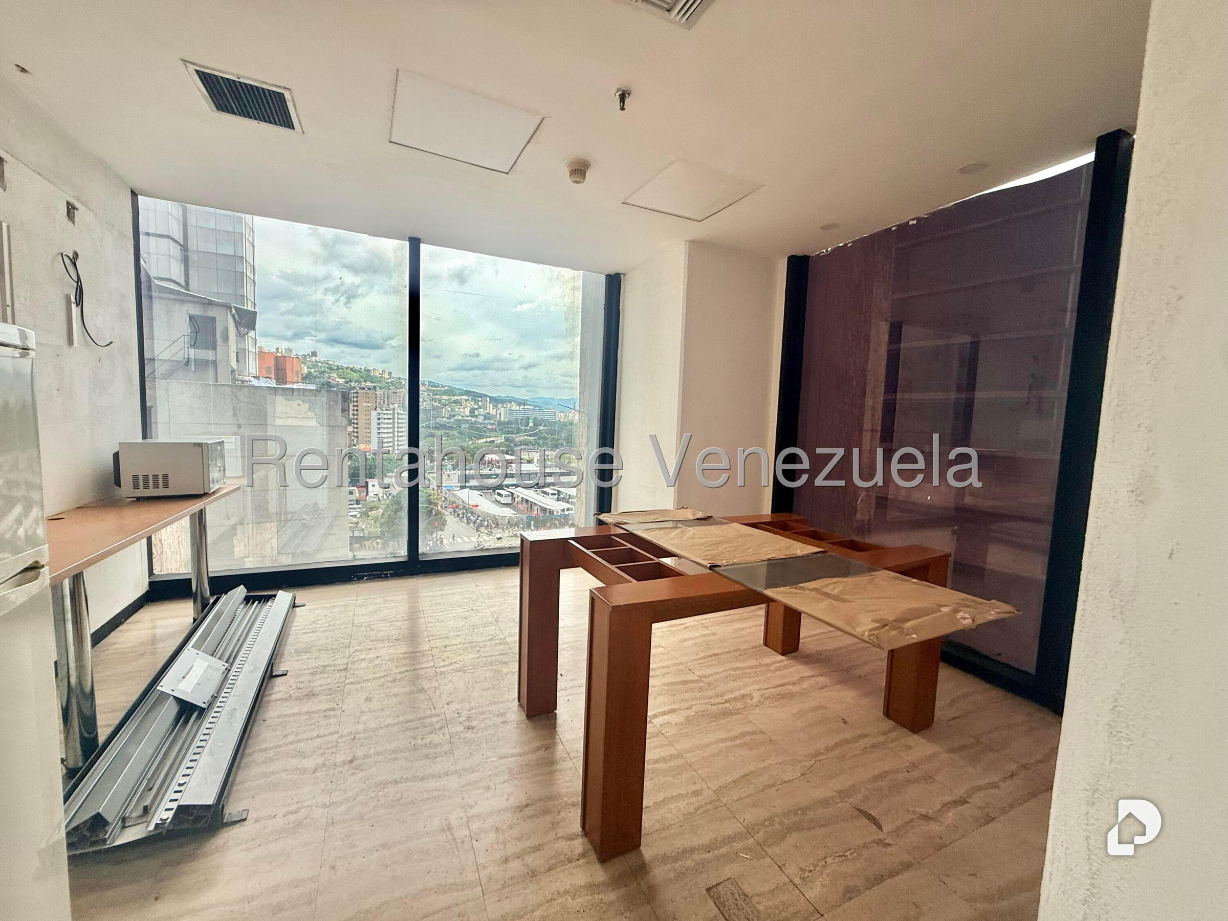 Local comercial en Plaza Venezuela, Caracas – 18