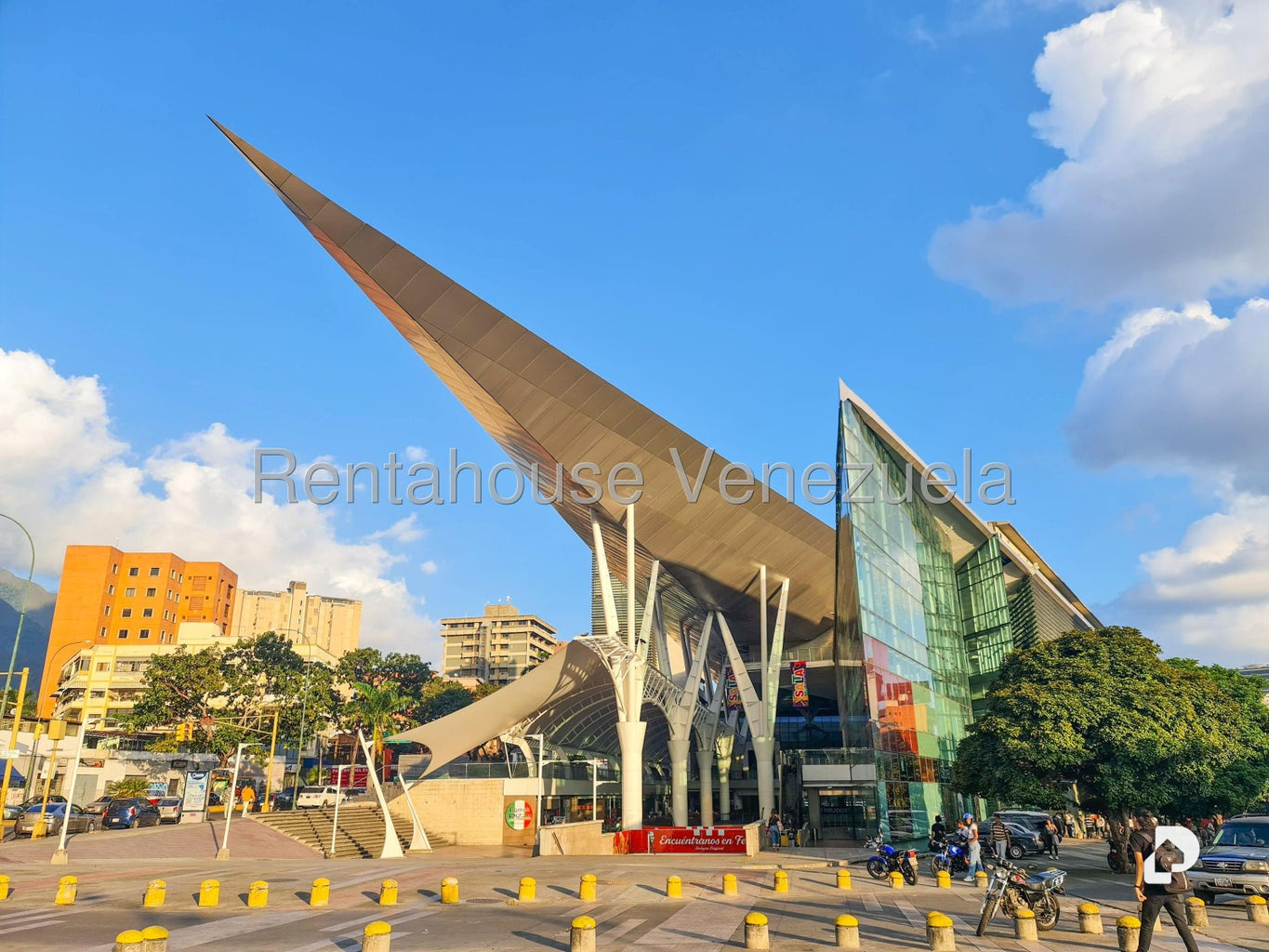 Local comercial en Los Dos Caminos, Caracas – 24