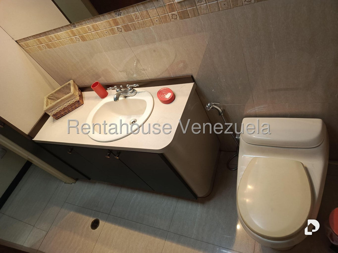 Local comercial en Parroquia La Candelaria, Caracas – 24