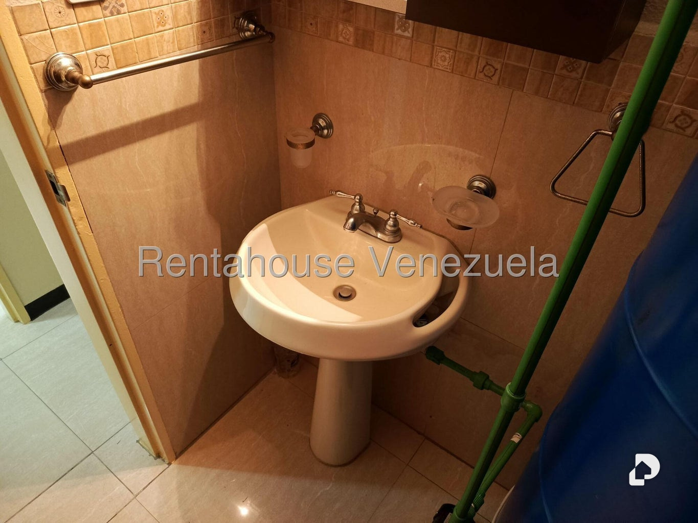Local comercial en Parroquia La Candelaria, Caracas – 27