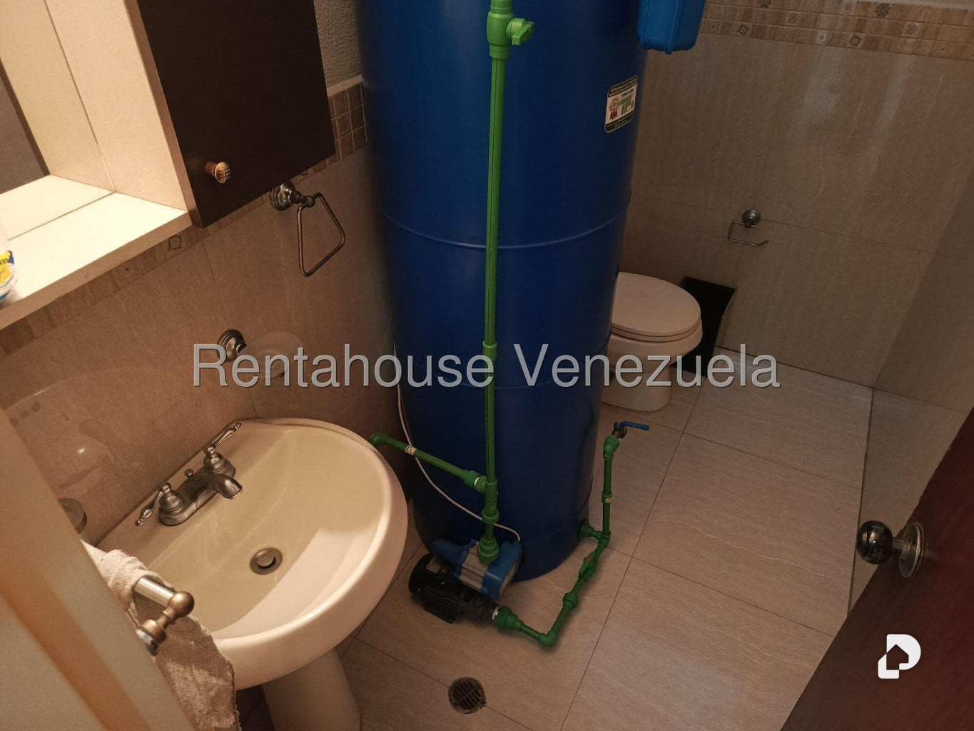Local comercial en Parroquia La Candelaria, Caracas – 25