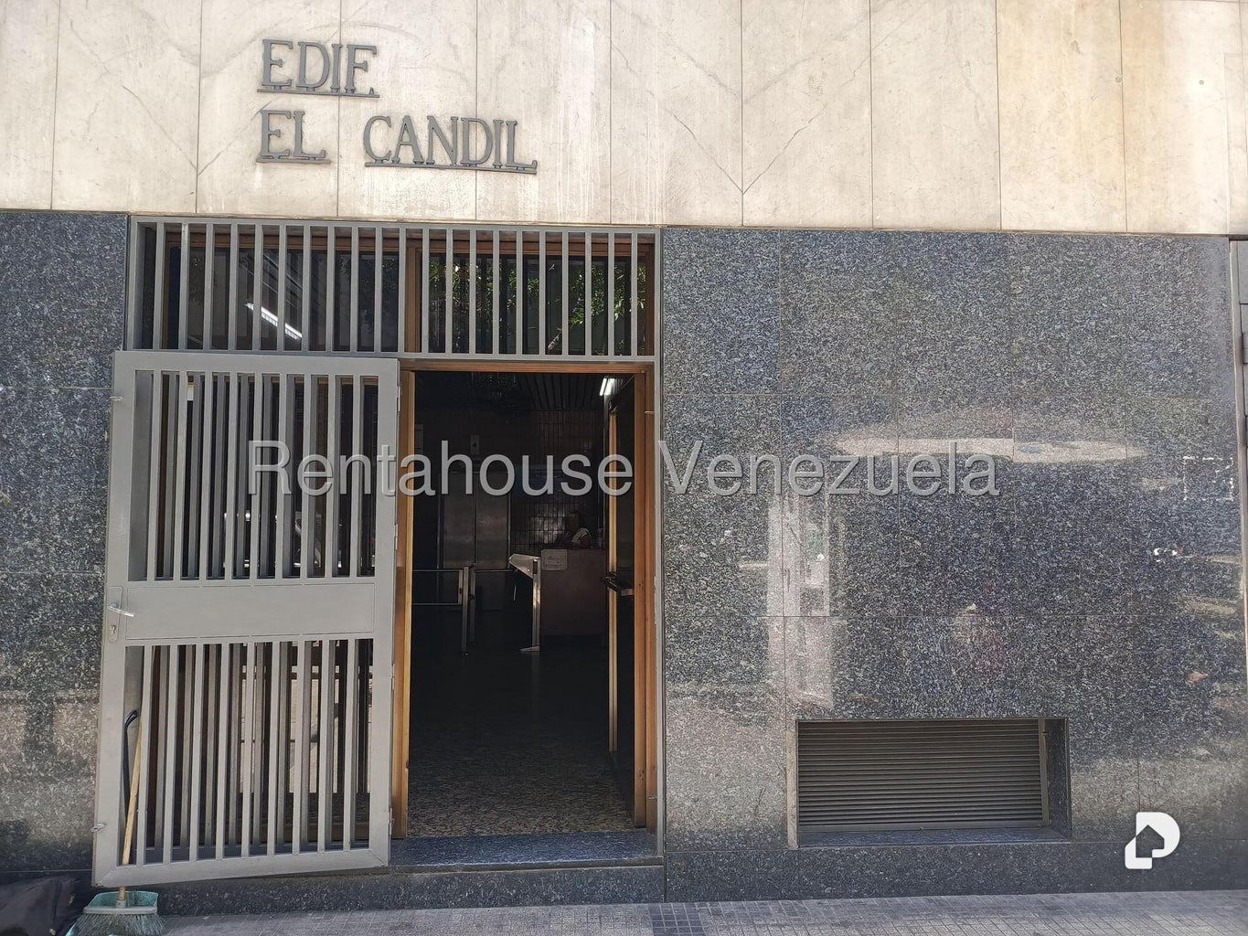 Local comercial en Parroquia La Candelaria, Caracas – 1