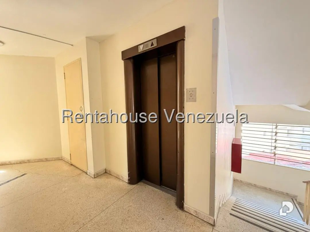 Commercial space in Plaza Venezuela, Caracas – 5
