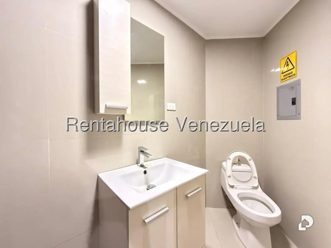 Commercial space in Plaza Venezuela, Caracas – 12