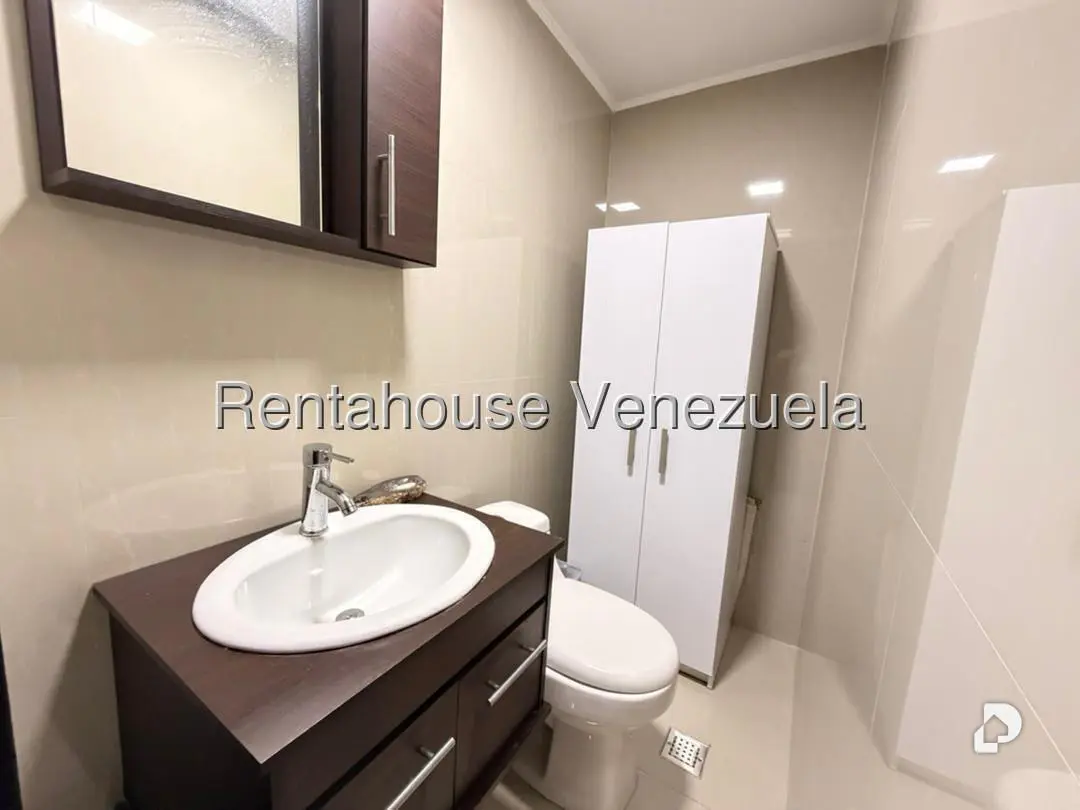 Commercial space in Plaza Venezuela, Caracas – 11