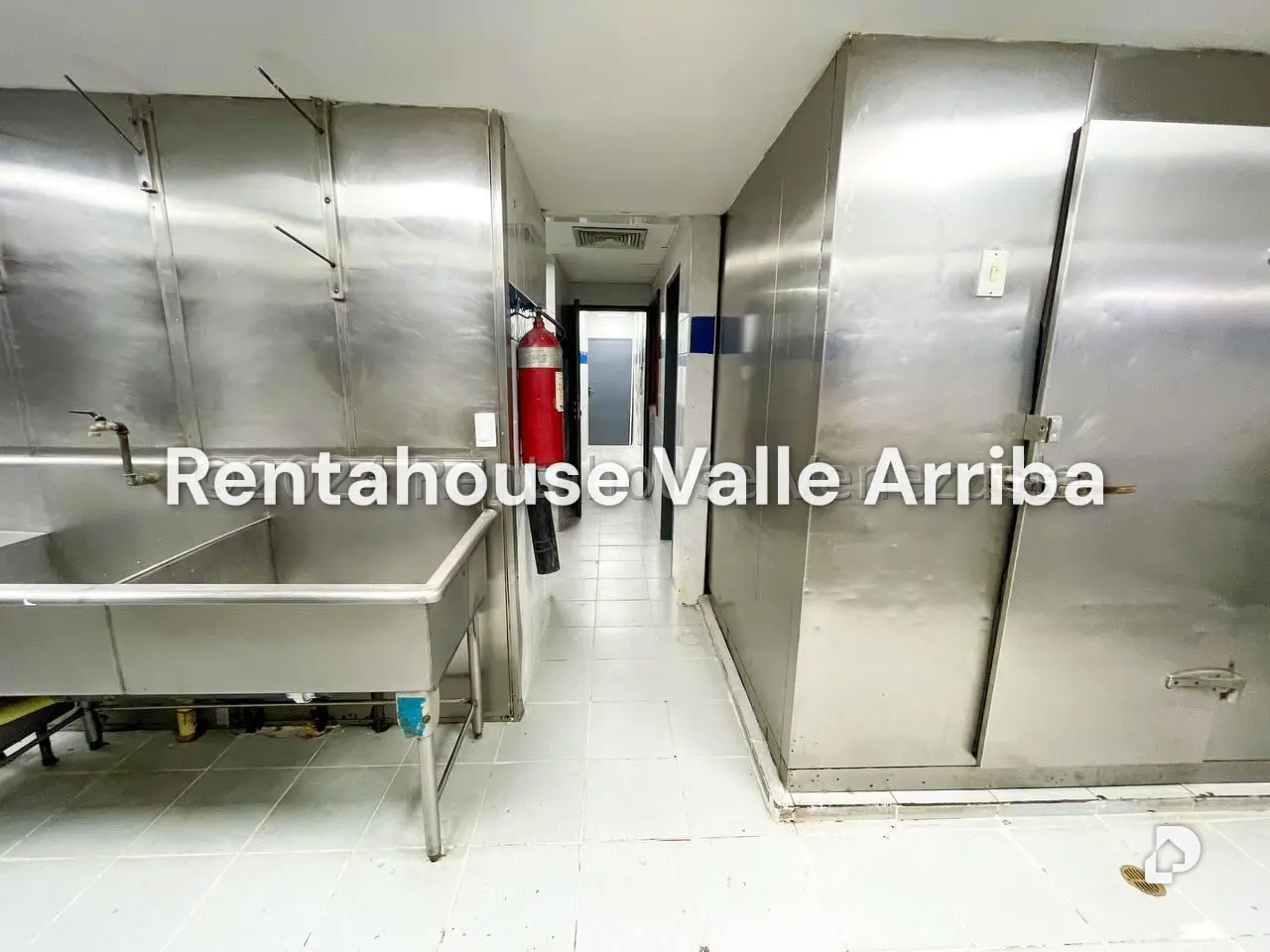 Local comercial en Los Palos Grandes, Caracas – 28