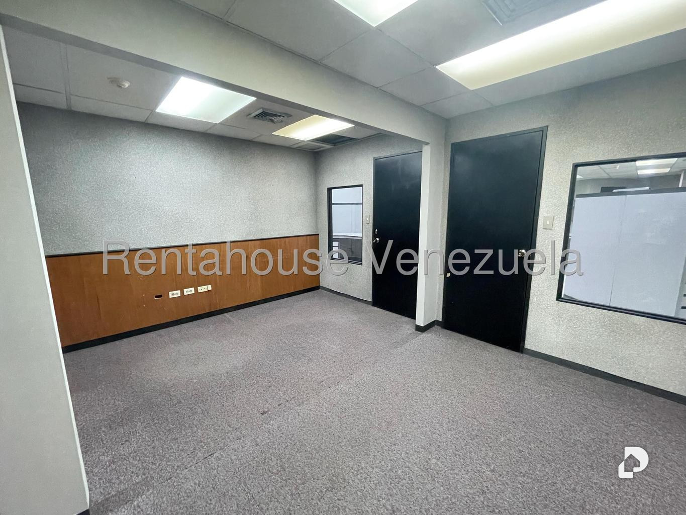 Local comercial en La Urbina, Caracas – 12