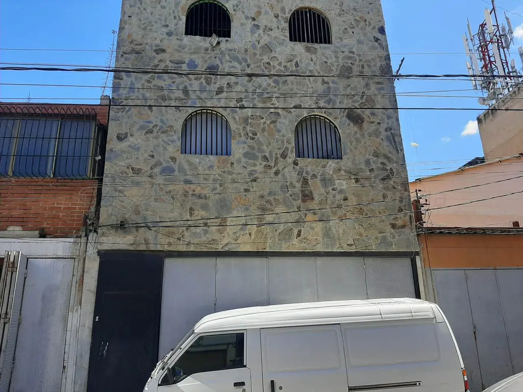 Building in Cementerio, Caracas - 1