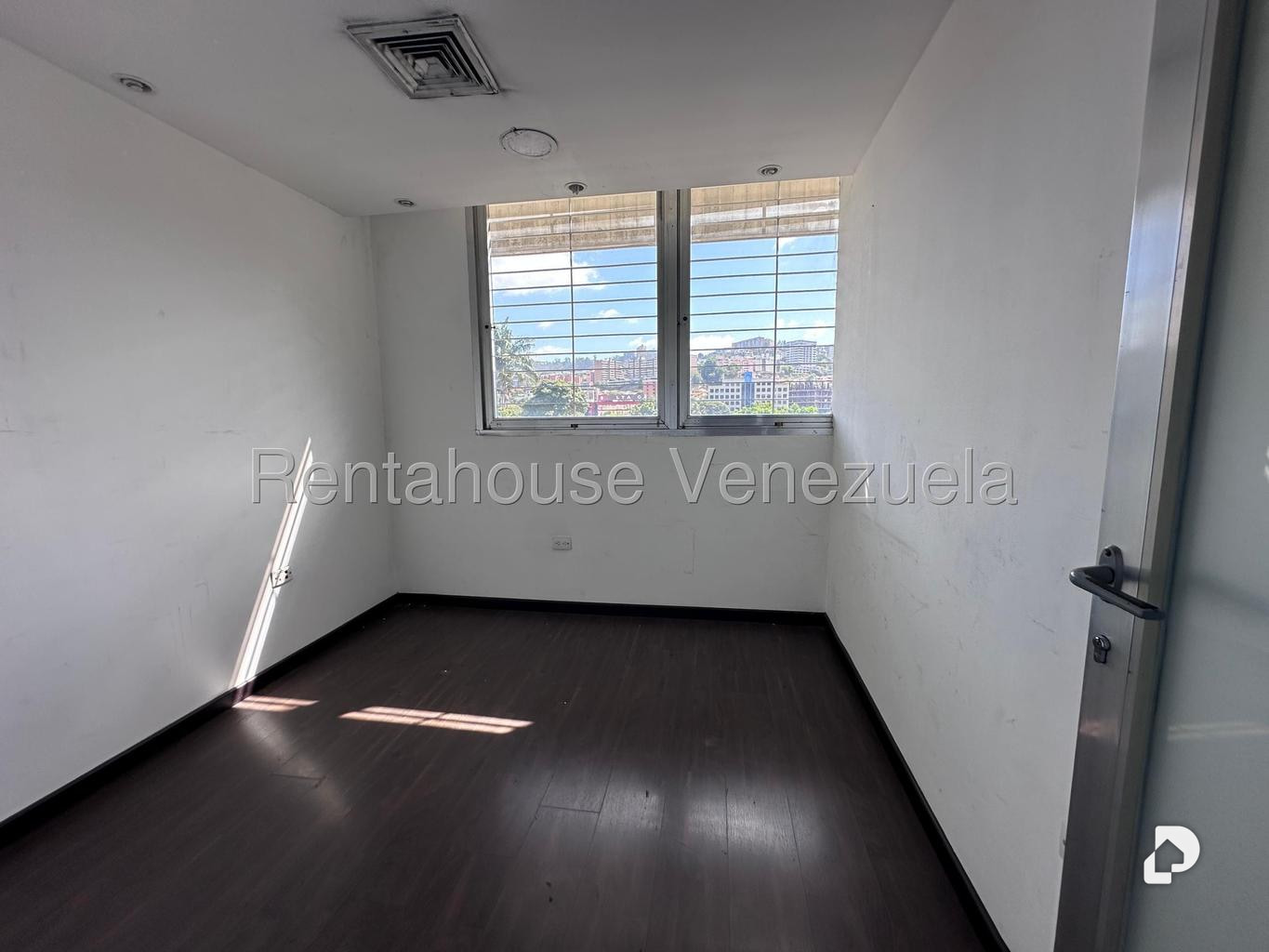 Oficina en La Trinidad, Caracas – 19