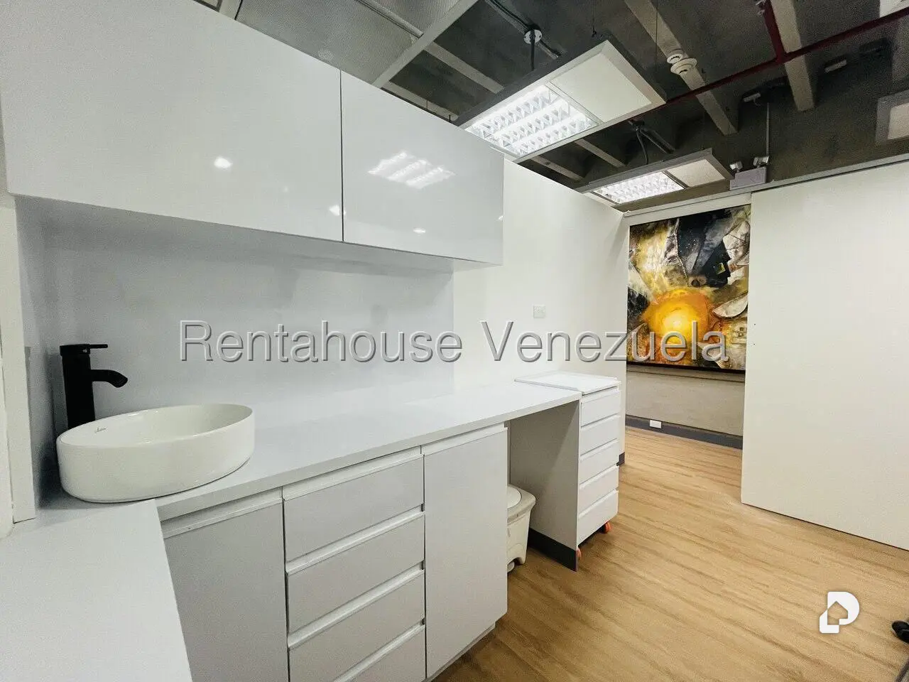 Local comercial en Macaracuay, Caracas – 24