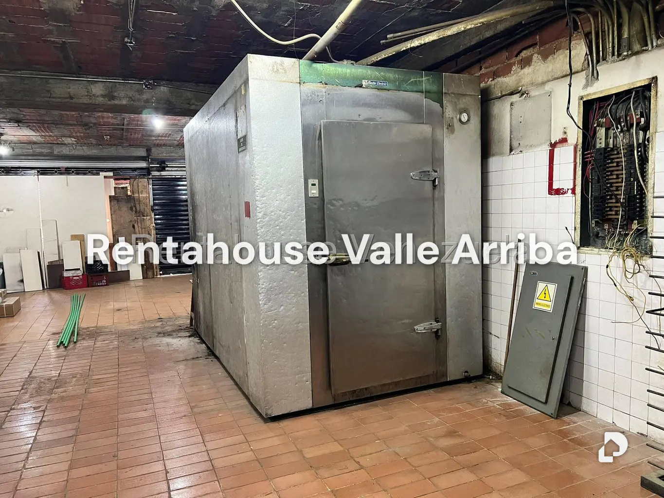 Local comercial en La Urbina, Caracas – 12
