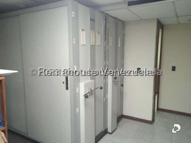 Local comercial en La Urbina, Caracas – 25