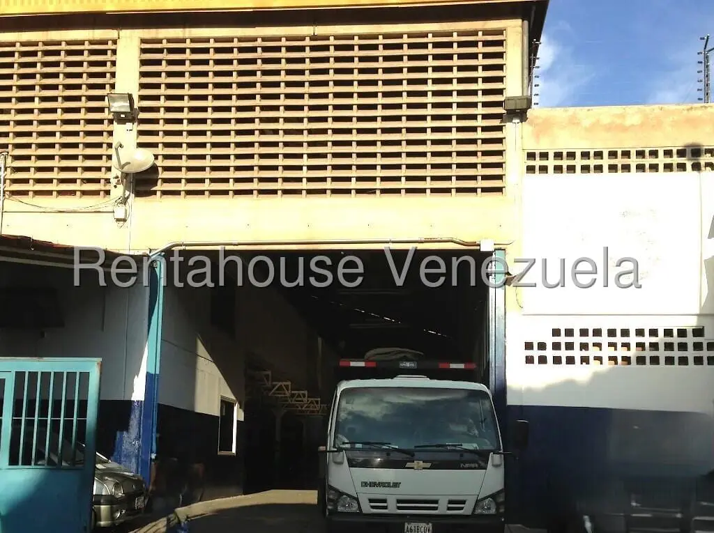 Commercial space in La Urbina, Caracas - 1