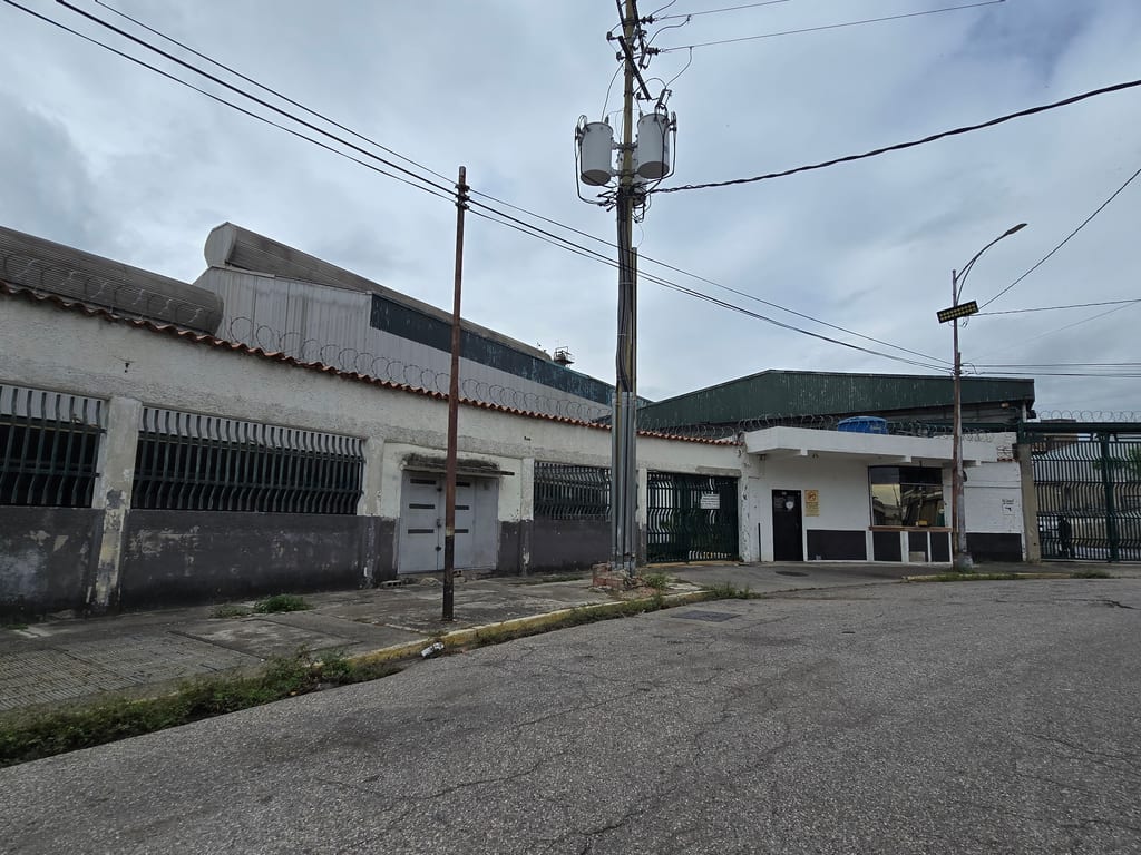 Warehouse in Guarenas - 1