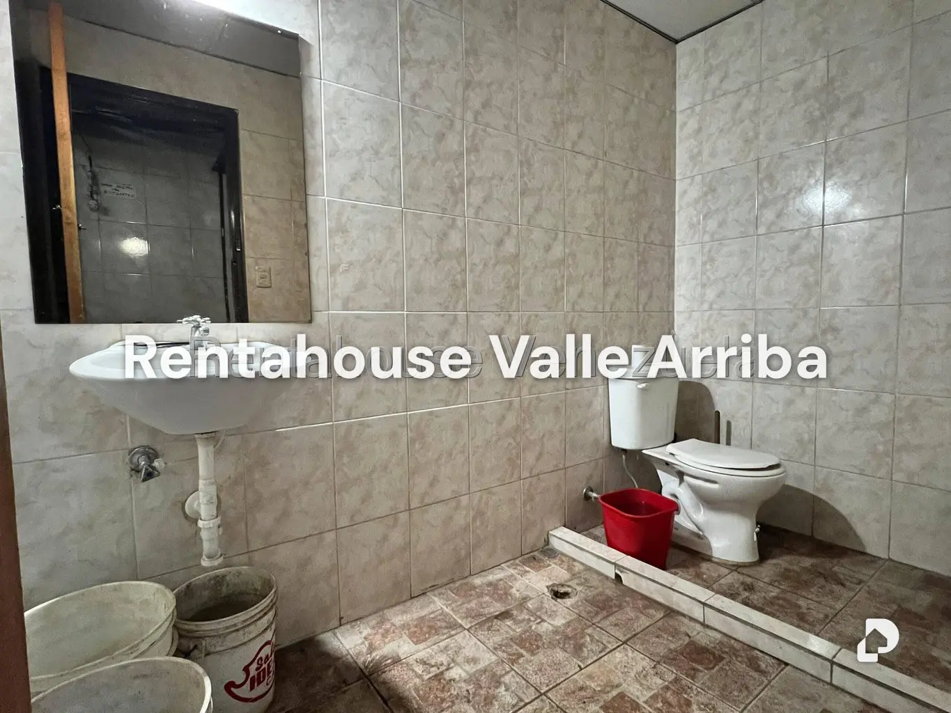 Local comercial en La Urbina, Caracas – 12