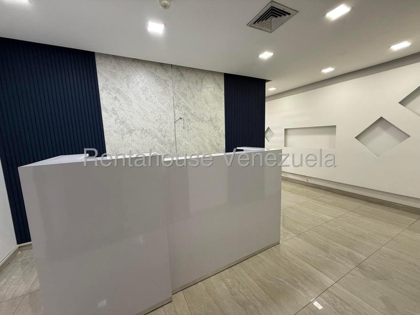 Oficina en Los Palos Grandes, Caracas - 1