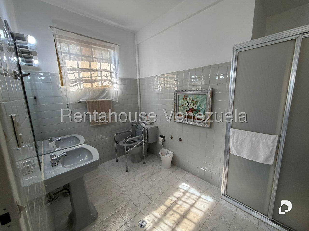 House in Lomas De La Trinidad, Caracas – 42