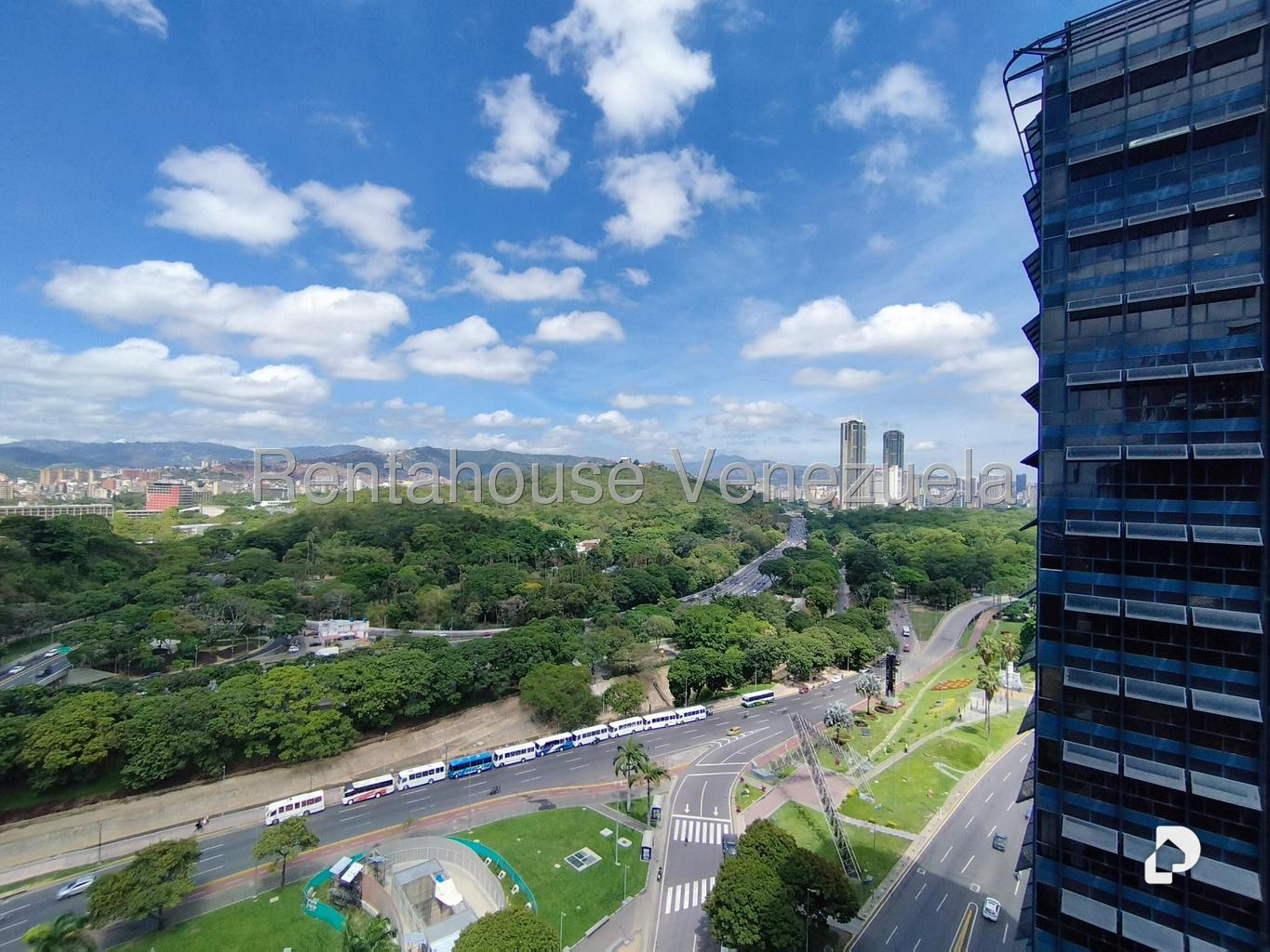 Local comercial en Plaza Venezuela, Caracas – 18