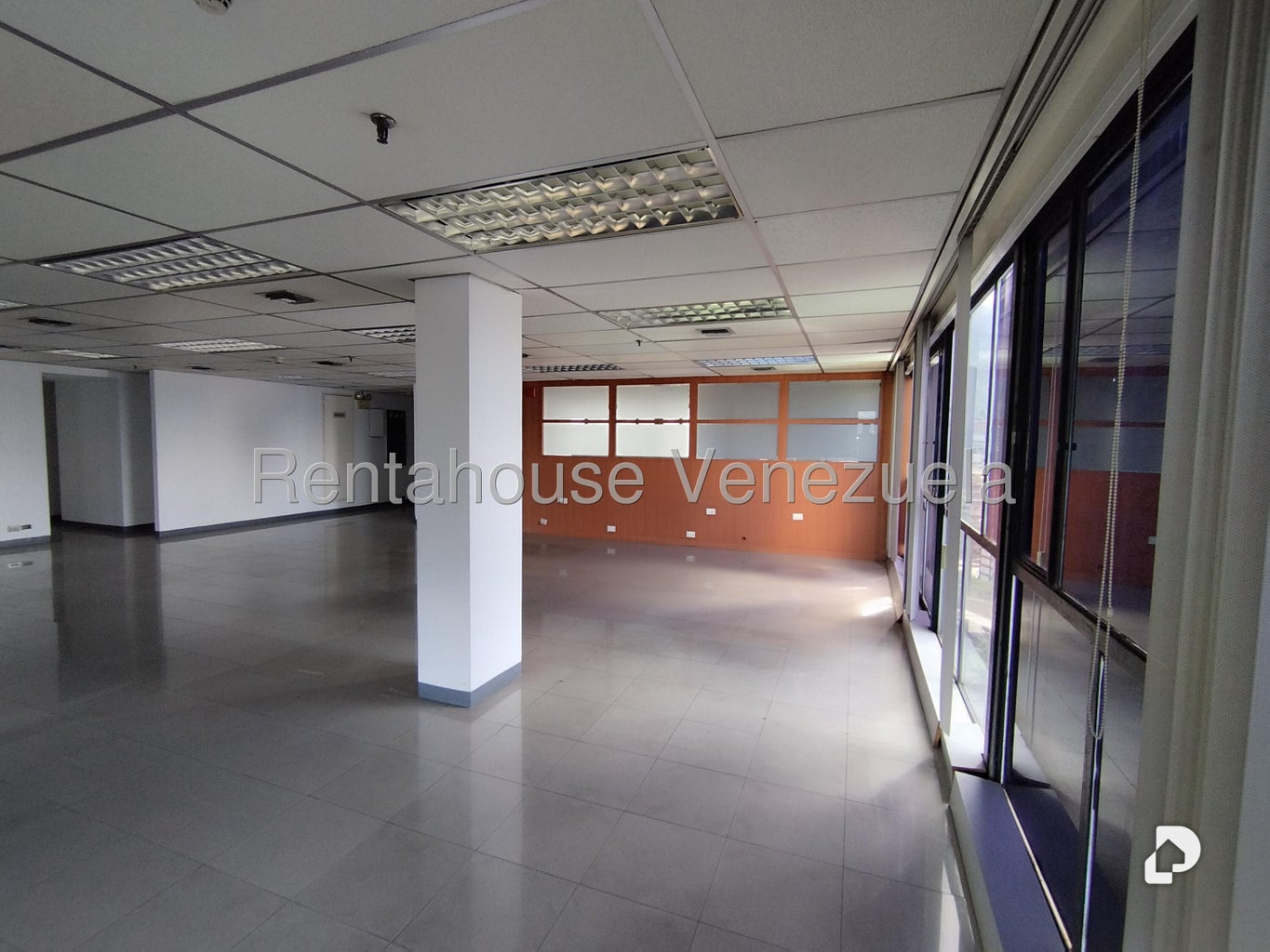 Local comercial en Plaza Venezuela, Caracas – 12