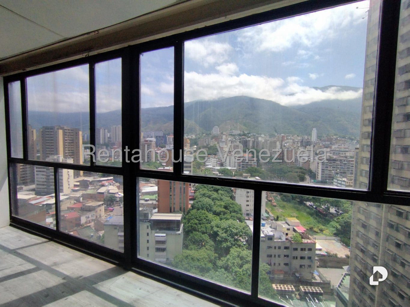 Local comercial en Plaza Venezuela, Caracas – 8