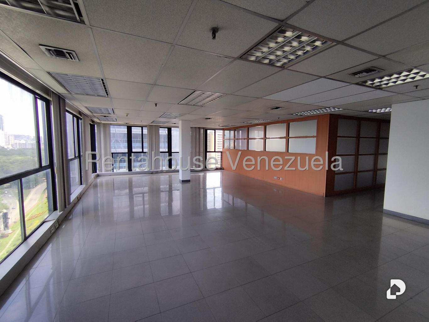 Local comercial en Plaza Venezuela, Caracas – 17