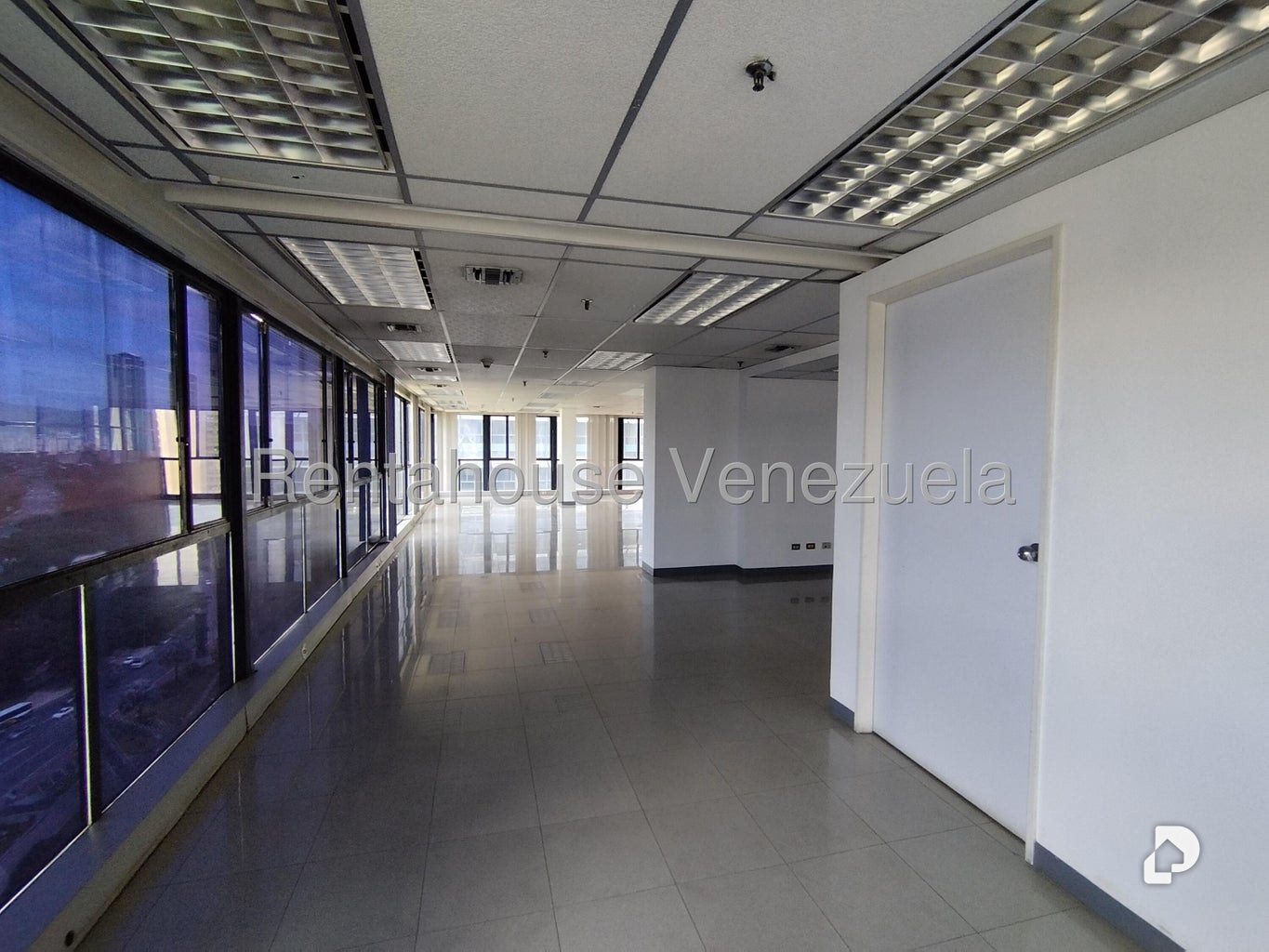 Local comercial en Plaza Venezuela, Caracas – 15