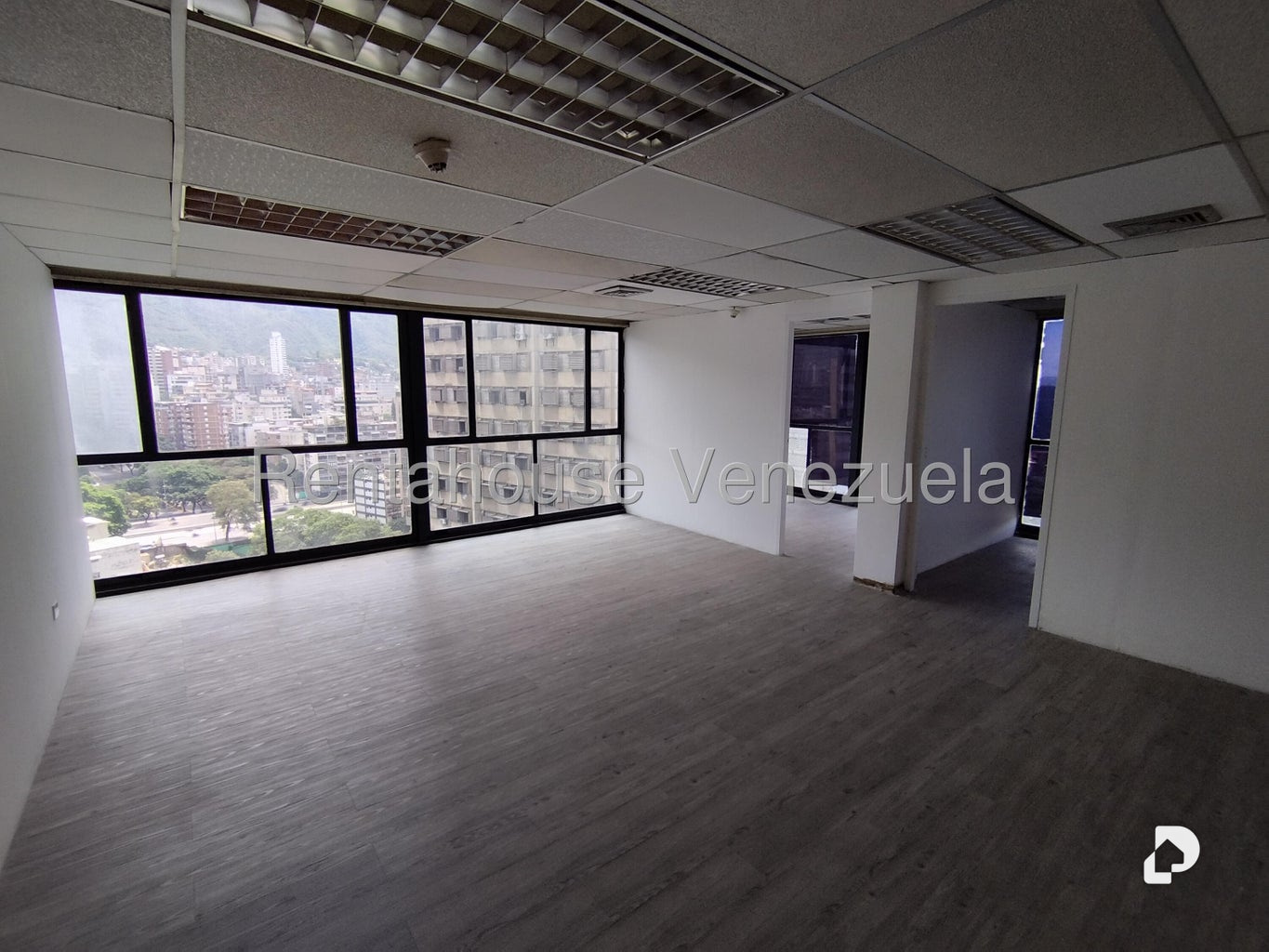 Local comercial en Plaza Venezuela, Caracas – 10
