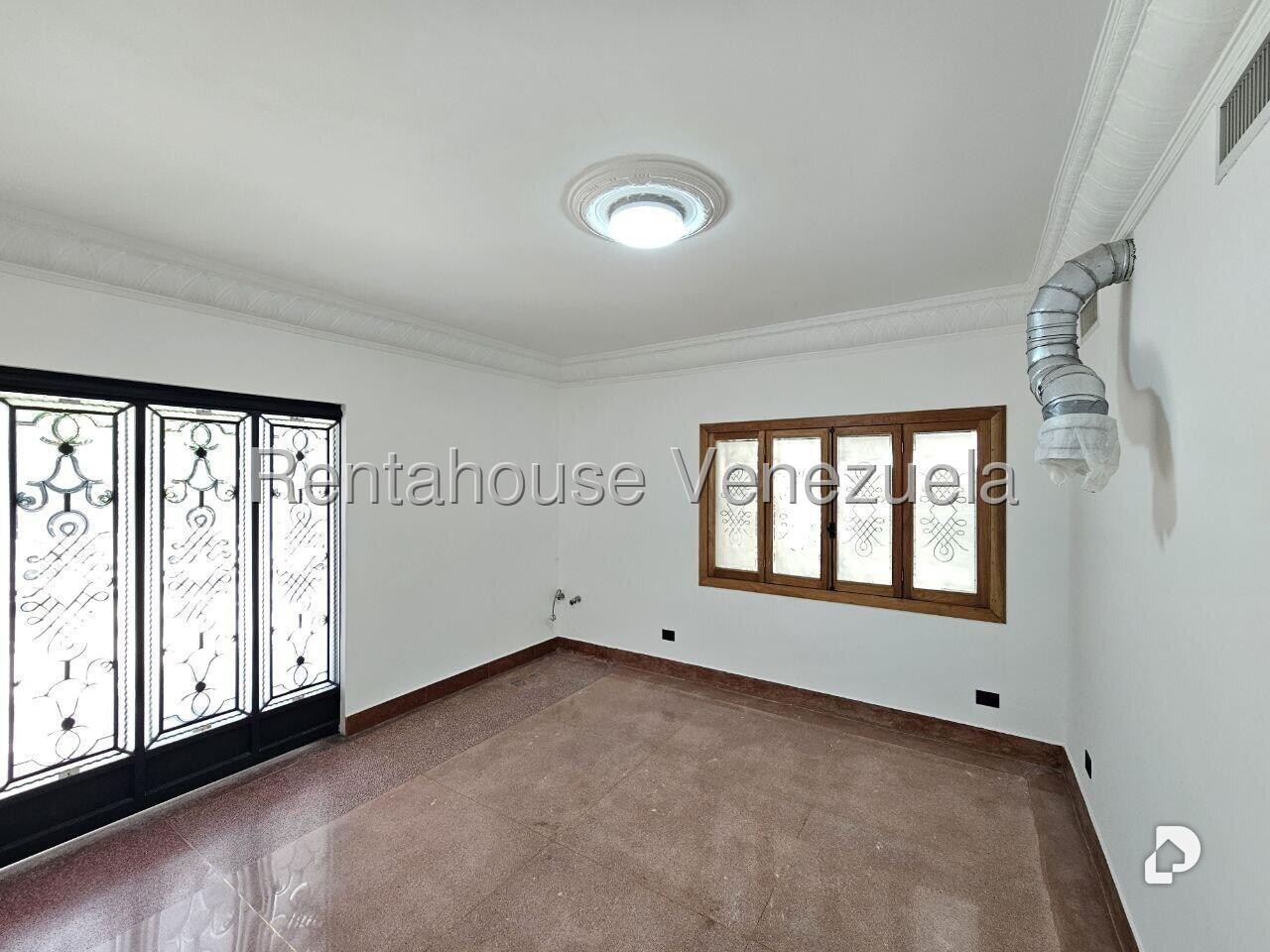 Local comercial en San Bernardino, Caracas – 24