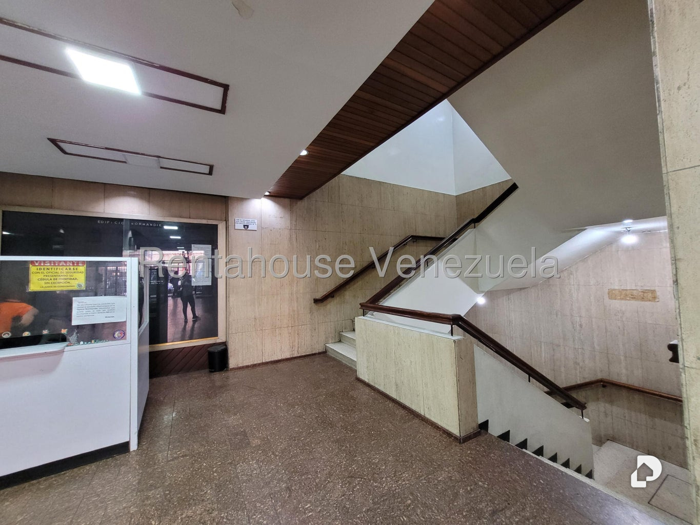 Local comercial en Parroquia La Candelaria, Caracas – 17