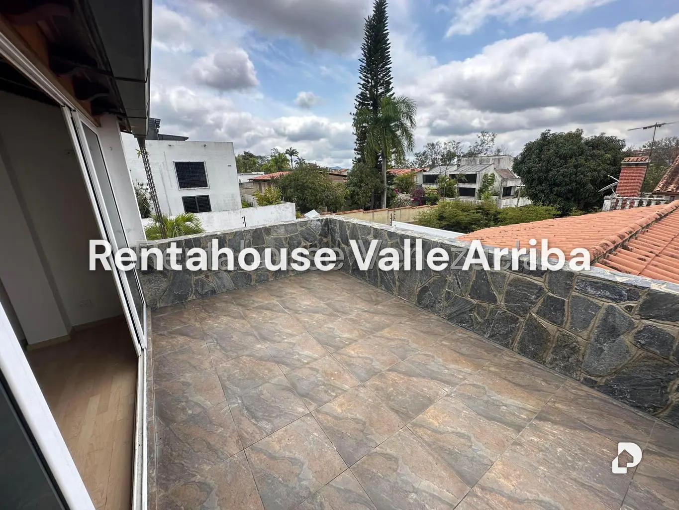 Casa en Lomas de La Lagunita, Caracas – 27