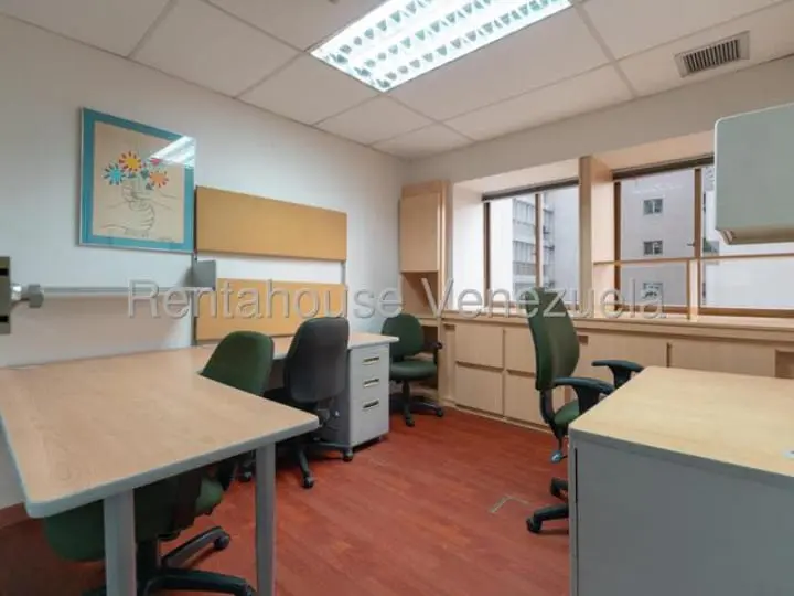 Oficina en Los Palos Grandes, Caracas - 1