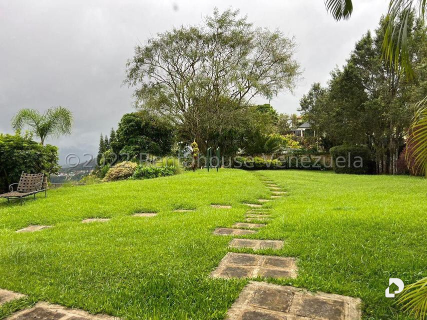 Casa en Avenida Central De La Lagunita, Caracas – 26