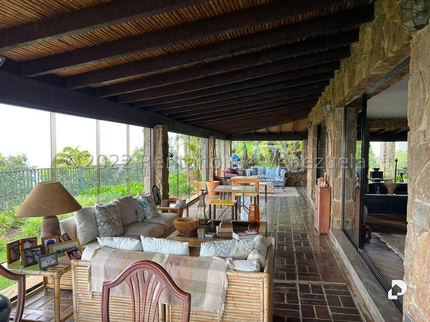 Casa en Avenida Central De La Lagunita, Caracas – 29