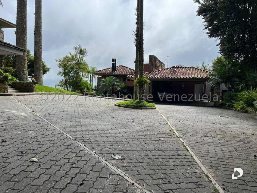Casa en Avenida Central De La Lagunita, Caracas – 17