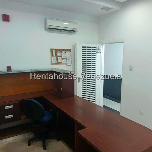 Oficina en Los Palos Grandes, Caracas - 1