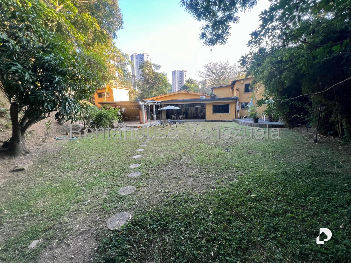 House in Los Geranios, Caracas – 23