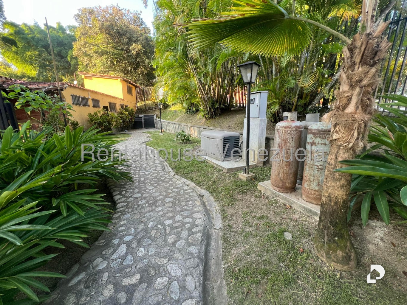House in Los Geranios, Caracas – 12