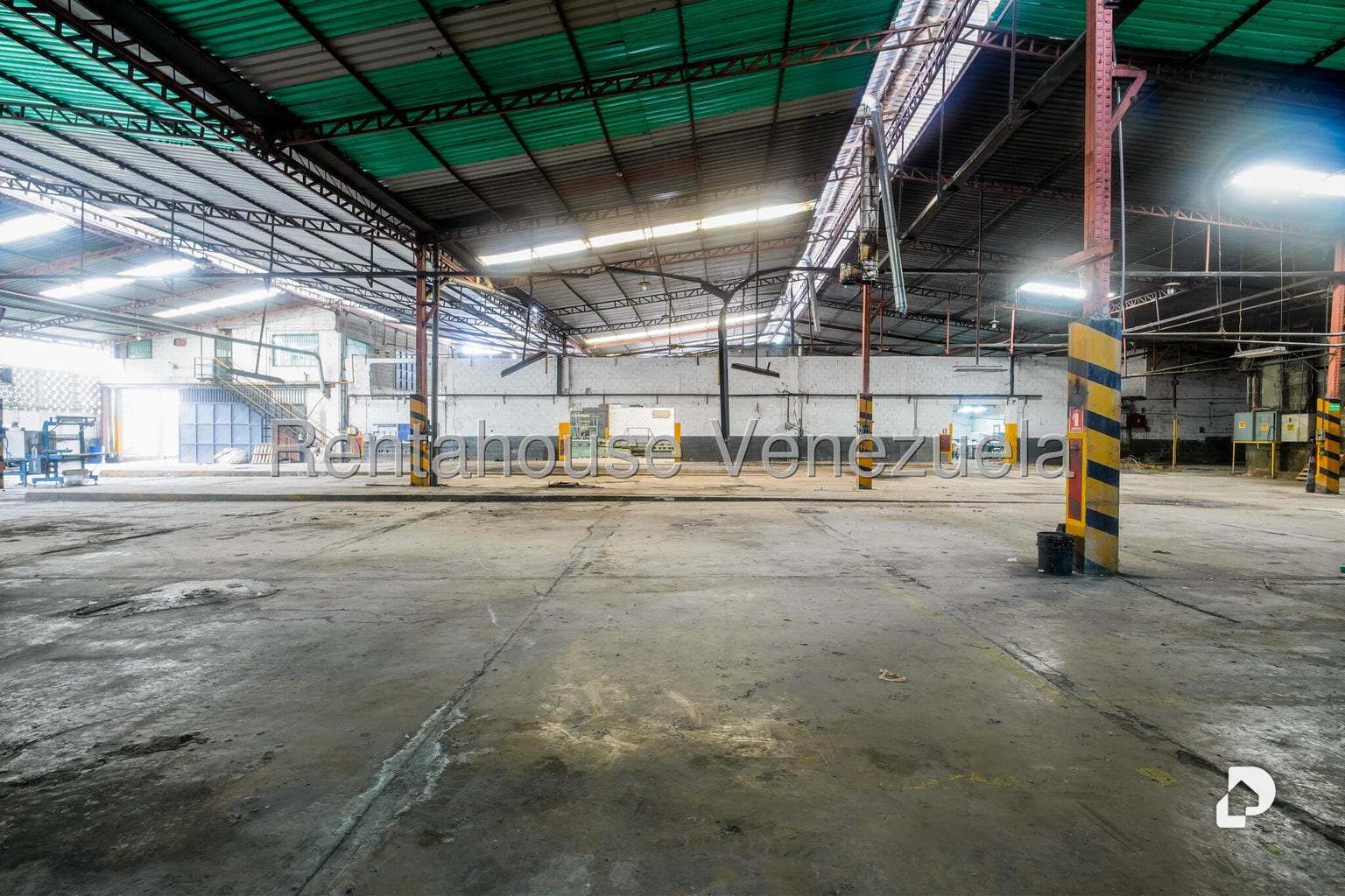 Local comercial en Parque Caiza, Caracas – 17